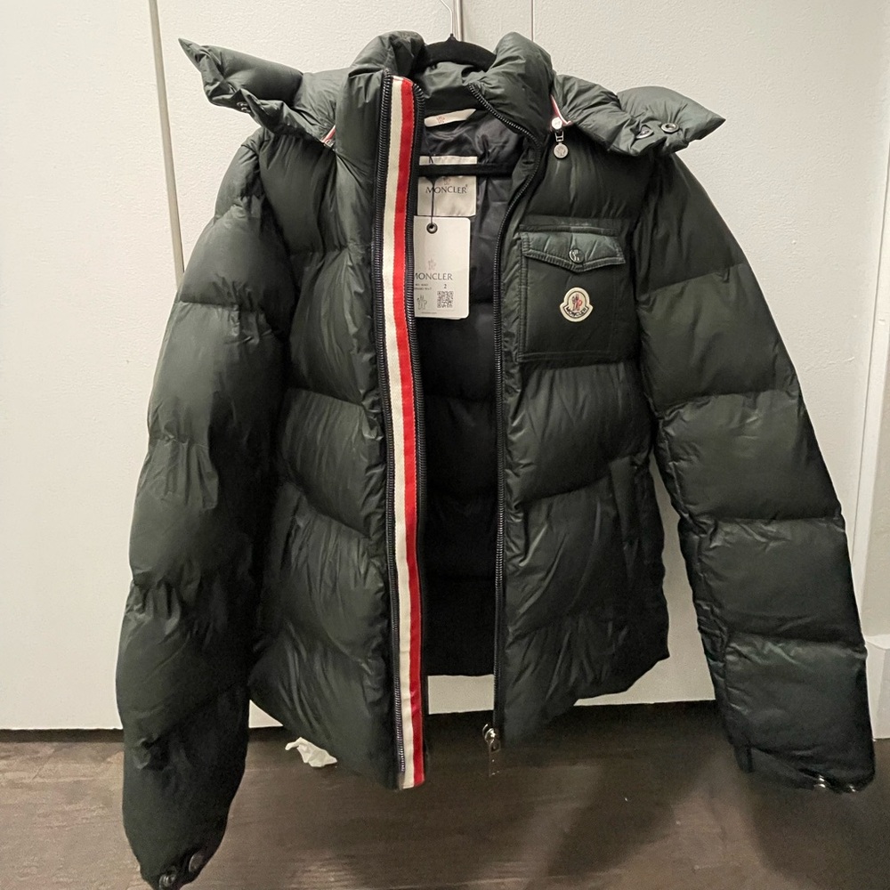NEW MONCLER KHAKI MAT JACKET MEN
BRAND NEW
SIZE 2 
Original